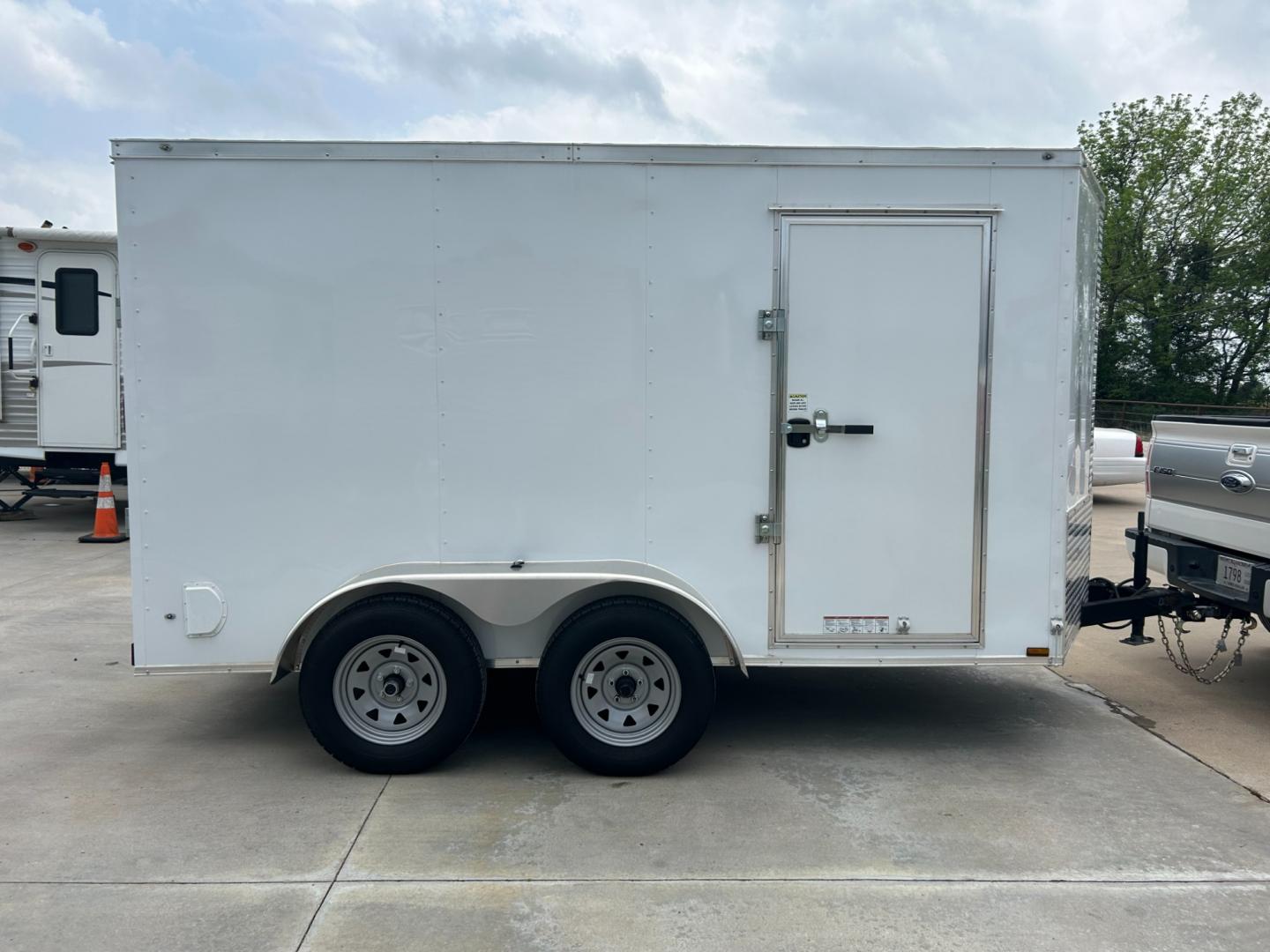 2023 White DIAMOND CARGO ENCLOSED TRAILER (53NBE1220P1) , located at 17760 Hwy 62, Morris, OK, 74445, 35.609104, -95.877060 - Photo#2